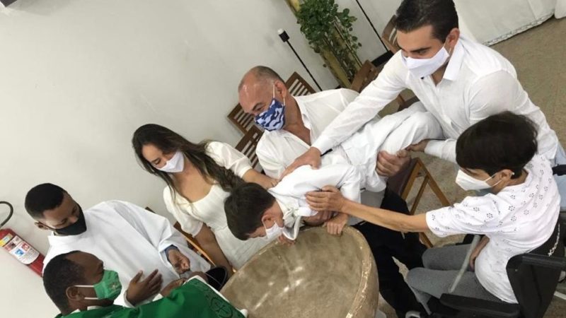 Menino de 6 anos viraliza após dar sermão em diácono: ‘não tá sabendo batizar, não?’