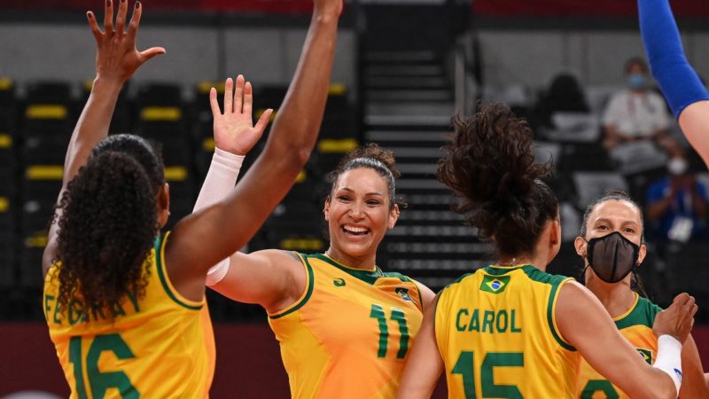 Seleção feminina de vôlei do Brasil vence forte Sérvia e se classifica em primeiro lugar