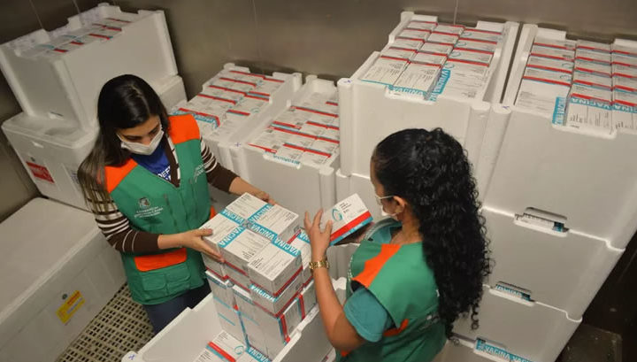 Novos lotes com mais de 322 mil doses de vacinas contra Covid-19 chegam ao Ceará nesta quinta