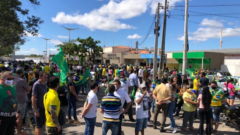 Apoiadores aguardam a chegada do presidente Bolsonaro no aeroporto de Juazeiro do Norte