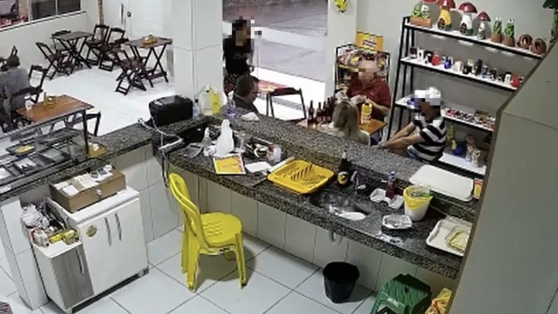 VÍDEO: cliente puxa e abaixa short de funcionária em loja no Ceará