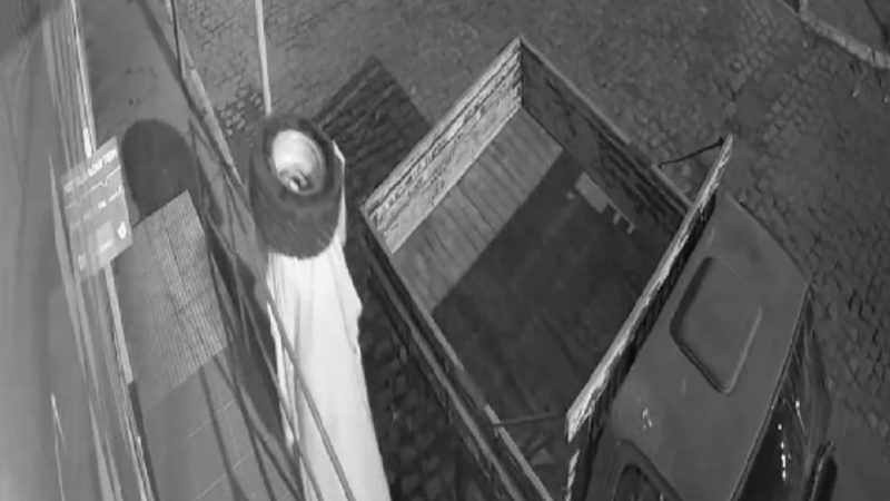 Ladrão vestido de ‘fantasma’ furta estepe de caminhão em Minas Gerais; veja vídeo