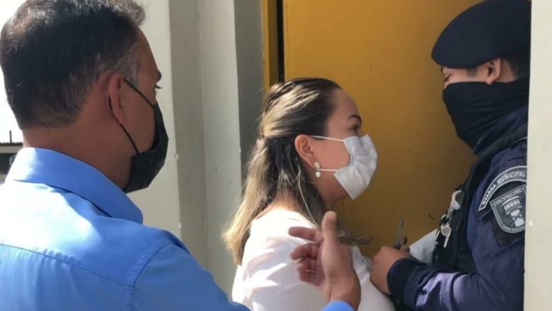 Vereadora bate-boca com guarda ao ser barrada em torre de segurança de Fortaleza