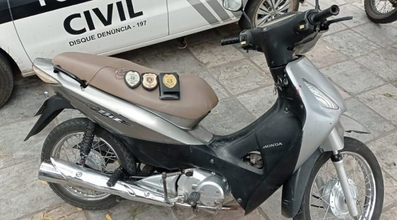 Ação conjunta de policiais Civis de Cajazeiras e PM do CE recupera moto roubada em São José de Piranhas