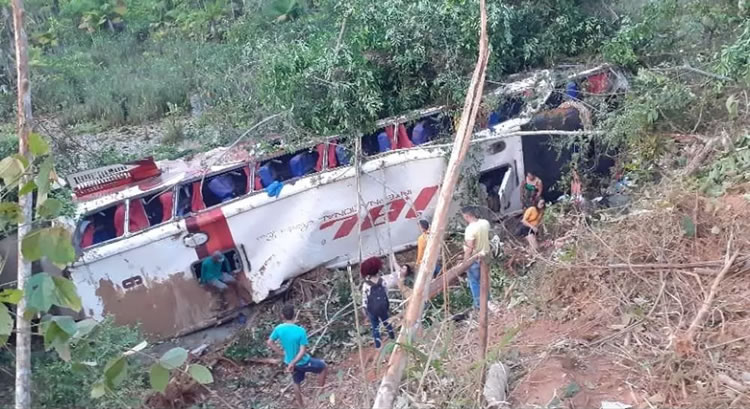 Ônibus cai em ribanceira e deixa ao menos 4 mortos em trecho da BR-222 no Maranhão