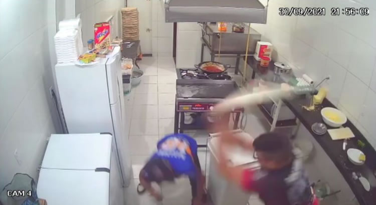 Cozinheiro reage a assalto com rolo de macarrão e toma arma de assaltante em Fortaleza