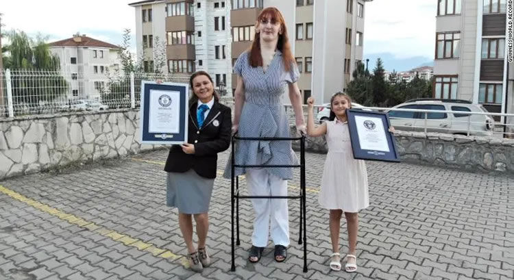 Mulher de 2,15 metros é a mais alta do mundo, define Guinness Book