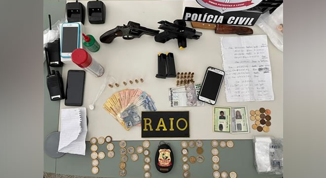 Policiais civis e militares apreendem armas, munições, drogas e veículos em Iguatu