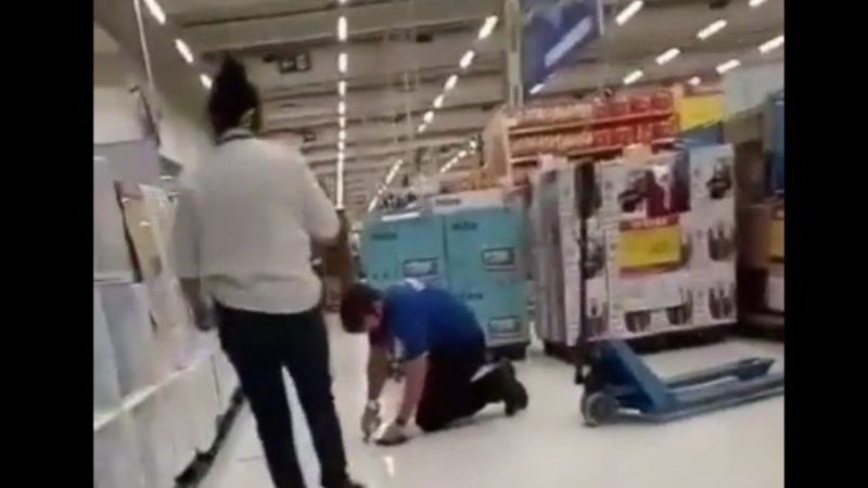 Funcionário do Carrefour é humilhado por gerente enquanto limpa chão de joelhos no MS; veja