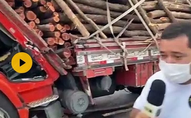 Em Pombal, motorista de caminhão carregado de madeiras morre ao colidir na traseira de reboque