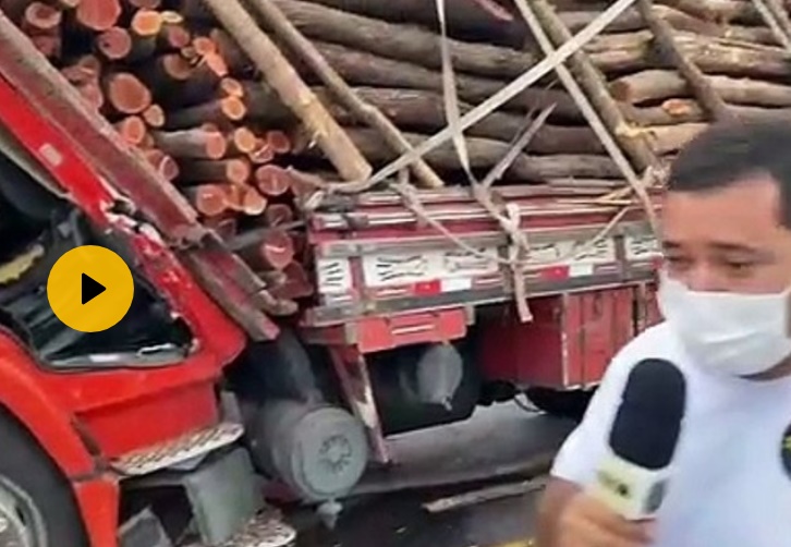 Em Pombal, motorista de caminhão carregado de madeiras morre ao colidir na traseira de reboque