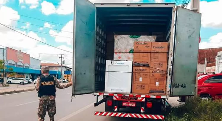 Caminhão roubado com carga de eletrodomésticos é recuperada pela PM em Fortaleza