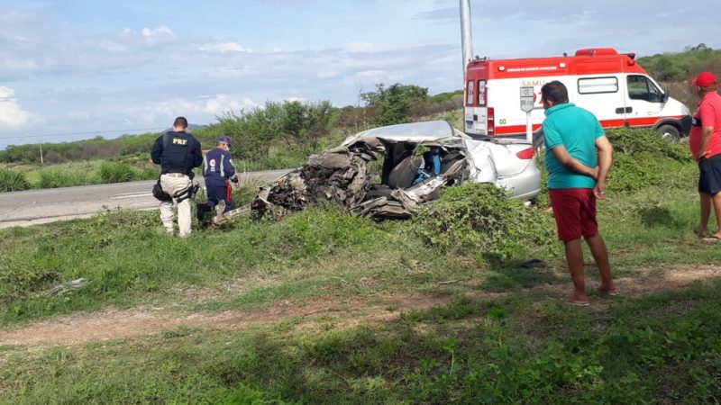Colisão entre caminhão e carro deixa um morto na BR-116, em Ipaumirim, no Ceará