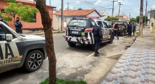 Policiais civis e militares prendem foragidos da Justiça em Iguatu