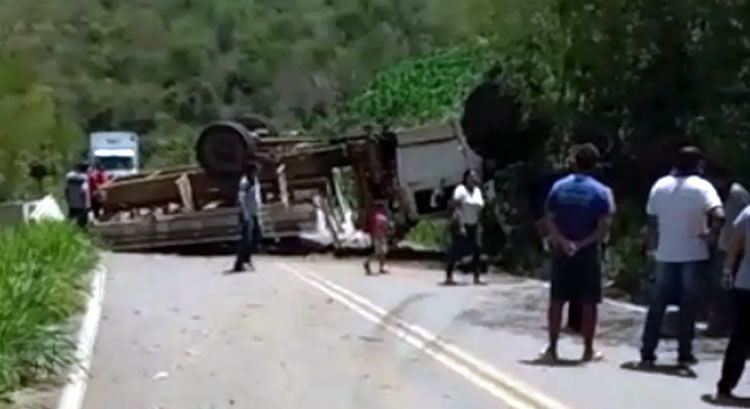 Uma pessoa morre e três ficam feridas após caminhão capotar em rodovia do Ceará