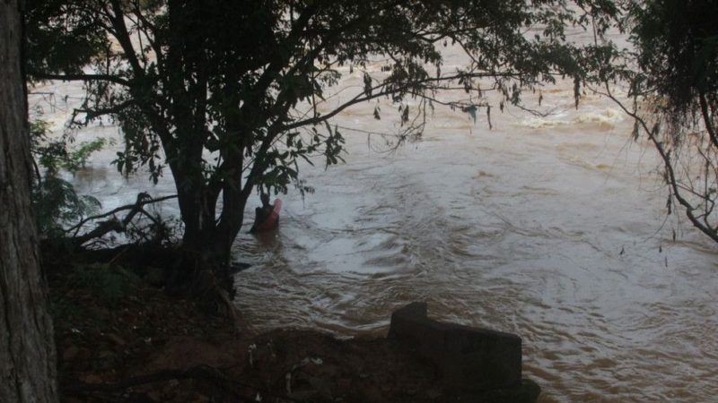Pai joga filha em rio após fim de relacionamento com mãe da criança em Minas Gerais