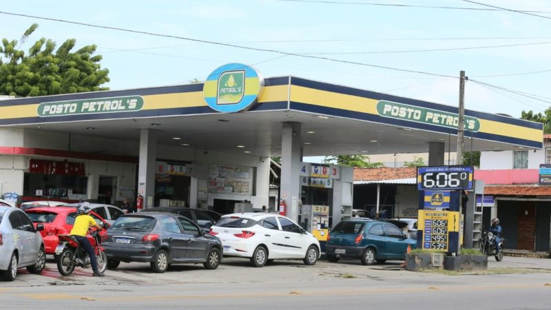Posto vende gasolina a R$ 6,06 em Fortaleza e gera fila de carros