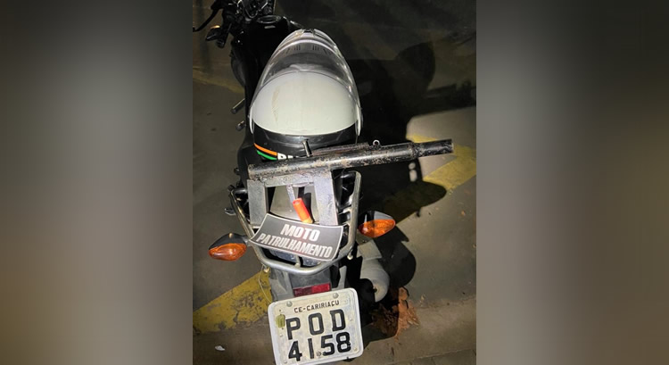 PM apreende em Juazeiro arma usada em assalto num quiosque e recupera moto furtada