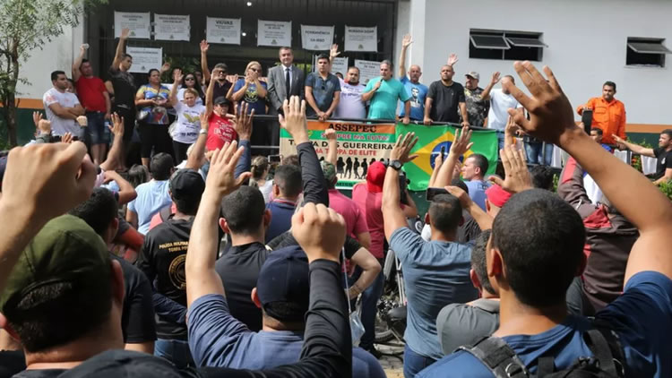 Mais quatro policiais militares são expulsos da corporação por participação em motim em 2020, no Ceará