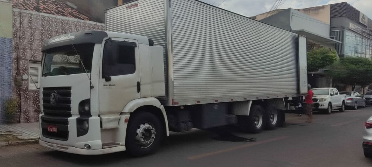 A Policia PRF e a SEFAZ do posto fiscal de Ipaumirim apresenta a Policia Civil caminhão com carga suspeita.