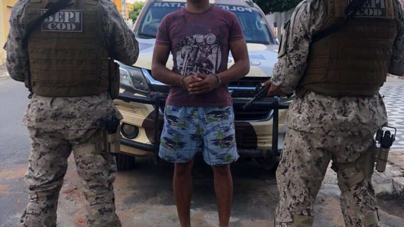 Comando de Operação de divisa prende elemento já conhecido pela polícia por tráfico de droga em ipaumirim