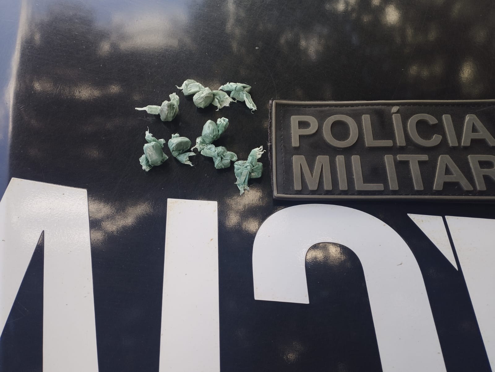 Policias Militares fazer abordagem e aprende droga em Ipaumirim