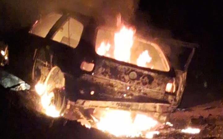 Homem bate em poste e carro pega fogo na noite de ontem no Sítio Bananeira em Ipaumirim